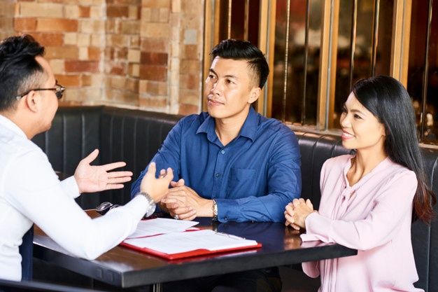 Couple meeting with estate agent _ Premium Photo